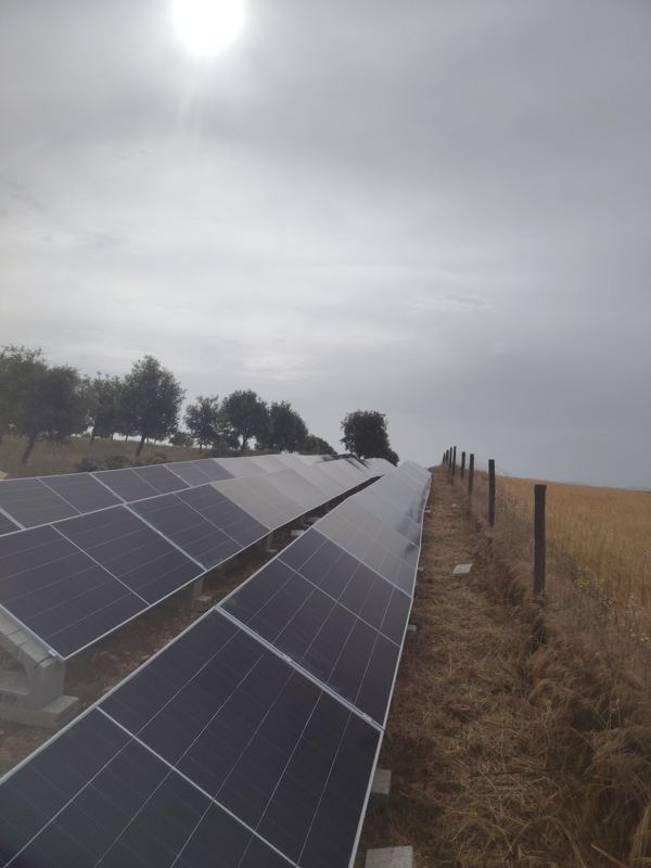 Placas solares sobre suelo para bombeo solar de riego