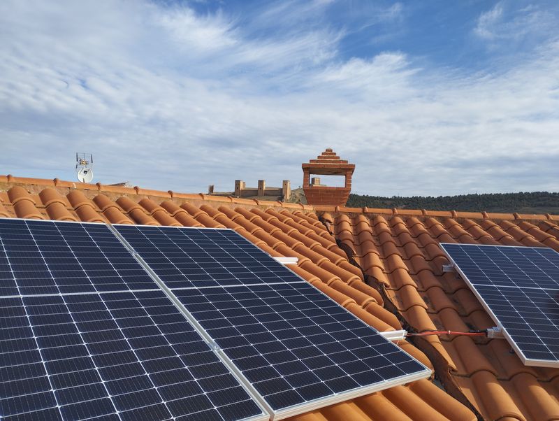 Placas solares sobre un tejado de teja