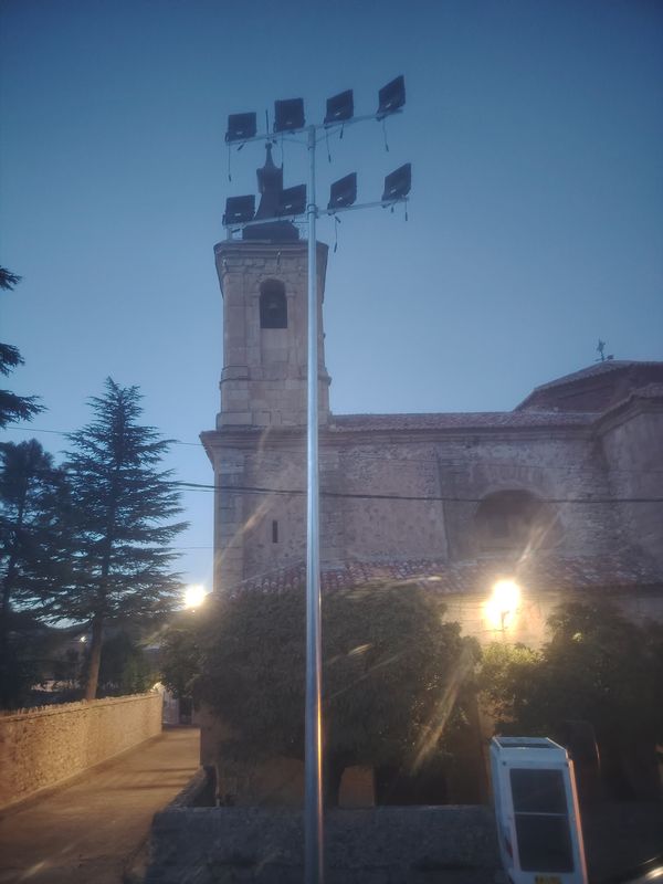 Torre de proyectores LED junto a una iglesia