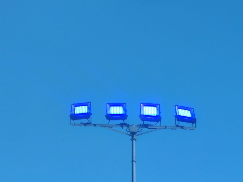 Proyectores LED de color en una torre de iluminación