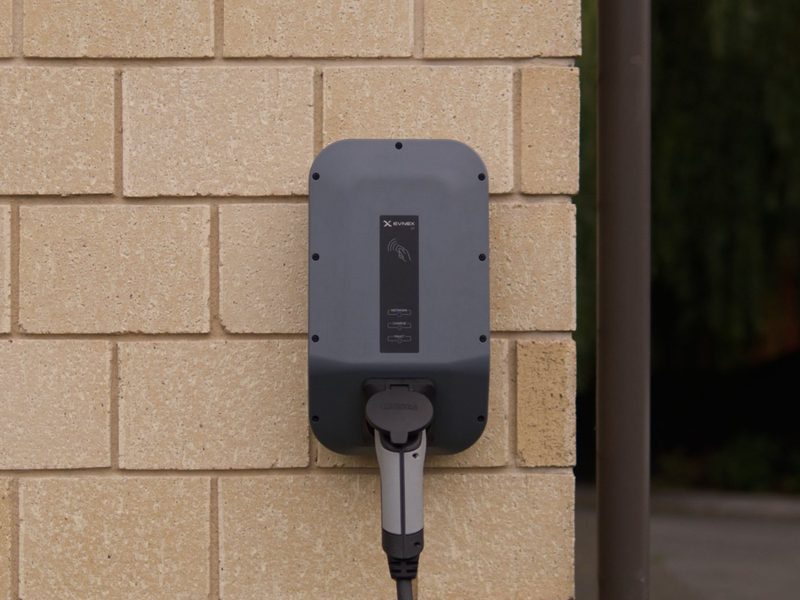 Cargador de coche eléctrico (wallbox) instalado en una pared